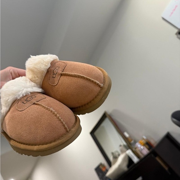 UGG Women's Tan Slippers with Plush Cream Lining - Picture 5 of 7